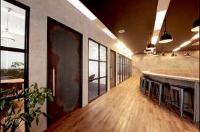 loft辦公室休閑區(qū)裝修隔斷效果圖片