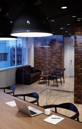 小型會(huì)議室辦公室吊頂燈家具裝修效果圖