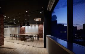 工業(yè)風(fēng)格會(huì)議室玻璃隔斷效果圖