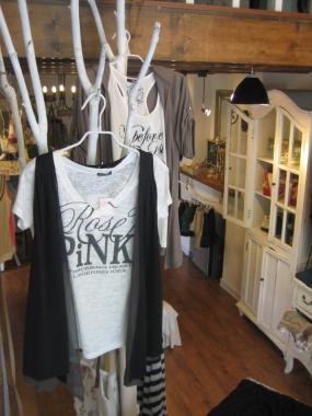 現(xiàn)代風(fēng)格女裝專(zhuān)賣(mài)店裝修圖片