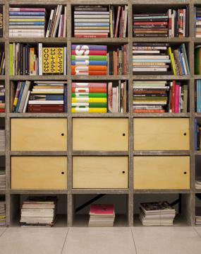 現(xiàn)代辦公室風(fēng)格書(shū)架裝修效果圖片