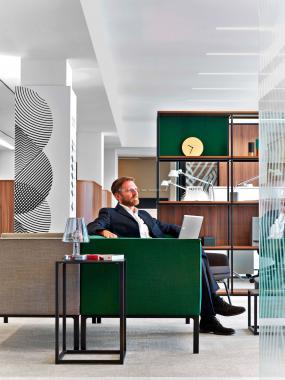 外國(guó)公司玻璃隔斷裝修方案效果圖