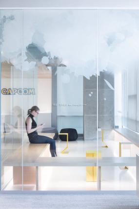 外國(guó)公司玻璃隔斷裝修實(shí)景圖圖片大全