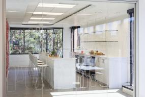 外國(guó)公司玻璃隔斷裝修裝潢效果圖