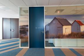 IT公司辦公室玻璃隔斷裝修實(shí)物圖片