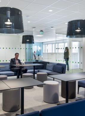 IT公司辦公室玻璃隔斷裝修實(shí)景圖圖片