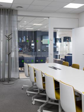 IT公司辦公室玻璃隔斷裝修實(shí)景圖片大全