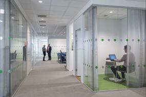 IT公司辦公室玻璃隔斷裝修高清效果圖