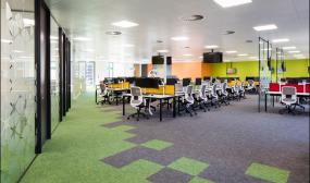 IT公司辦公室玻璃隔斷裝修效果圖大全