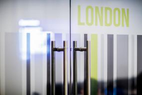 IT公司辦公室玻璃隔斷裝潢效果圖