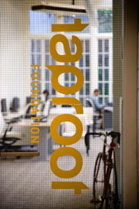 IT公司辦公室玻璃隔斷裝修高清圖片大全