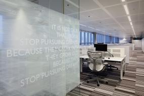 最新貿(mào)易公司玻璃隔斷裝修設(shè)計圖片