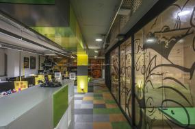 外國公司玻璃隔斷裝潢效果圖