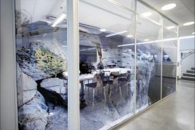 最新貿(mào)易公司玻璃隔斷效果圖