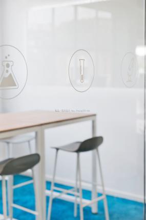 貿(mào)易公司玻璃隔斷裝修方案效果圖