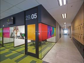 貿(mào)易公司玻璃隔斷裝修實景圖圖片