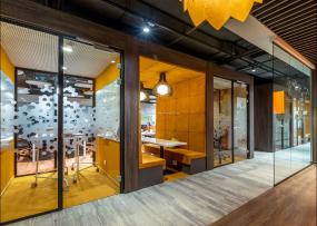 高檔IT公司辦公室玻璃隔斷裝修效果圖