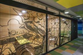 外國公司玻璃隔斷裝修方案效果圖