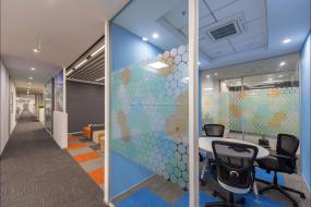 最新貿(mào)易公司玻璃隔斷設(shè)計(jì)圖片