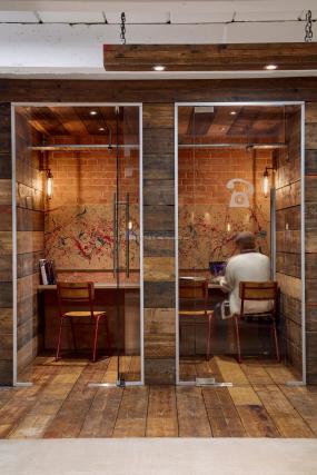 最新貿(mào)易公司玻璃隔斷裝飾實(shí)景圖