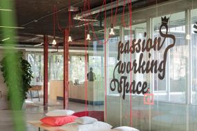 貿(mào)易公司玻璃隔斷裝修高清圖片