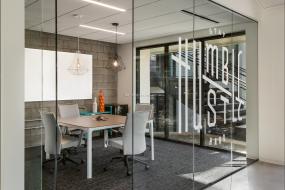 最新貿(mào)易公司玻璃隔斷裝飾效果圖