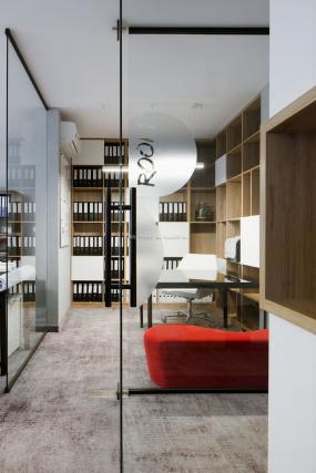 貿(mào)易公司玻璃隔斷設(shè)計(jì)裝修圖片