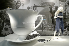 高端服裝店櫥窗裝修圖片