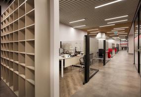 高端辦公室成品玻璃隔斷裝修圖片